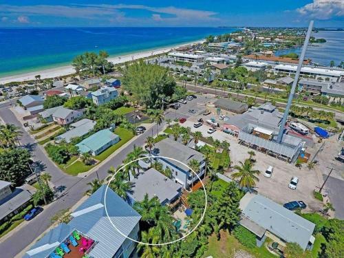 Beach Getaway Pool Condo Between The Island Marina And Beach