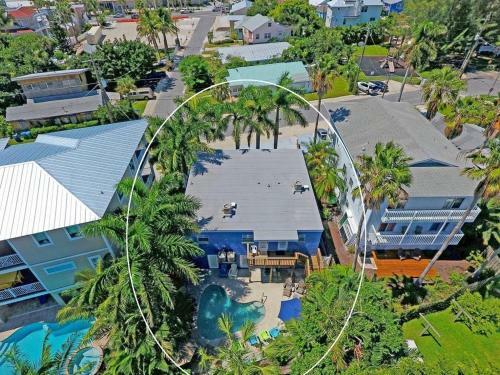 Beach Getaway Pool Condo Between The Island Marina And Beach