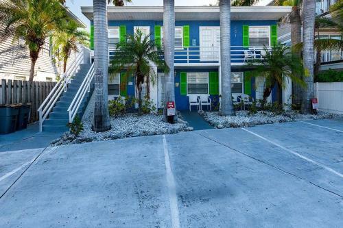 Beach Getaway Pool Condo Between The Island Marina And Beach