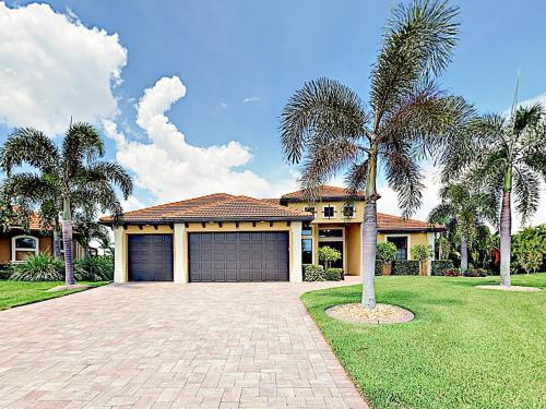 New Listing! Upscale Home With Caged Pool & Lanai Home