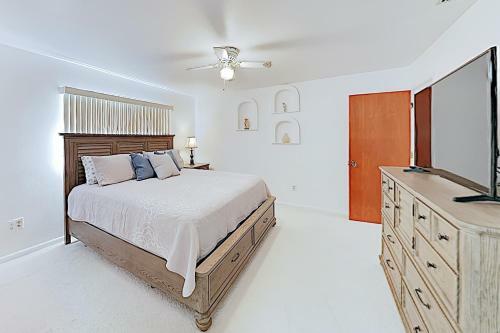 New Listing! Sparkling Home With Caged Pool & Lanai Home