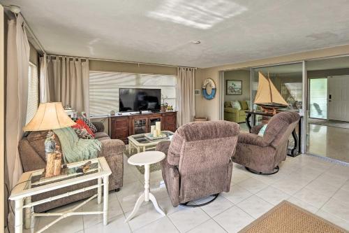 Canalfront Cape Coral Haven With Pool And Dock!