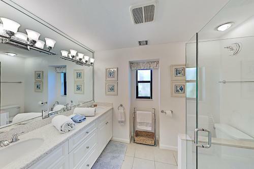 Gorgeous Canal Getaway With Pool & Private Dock Home
