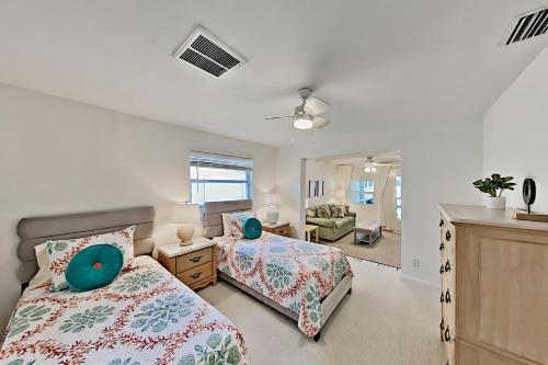 Luxe Waterfront Home With Private Dock & Pool! Home