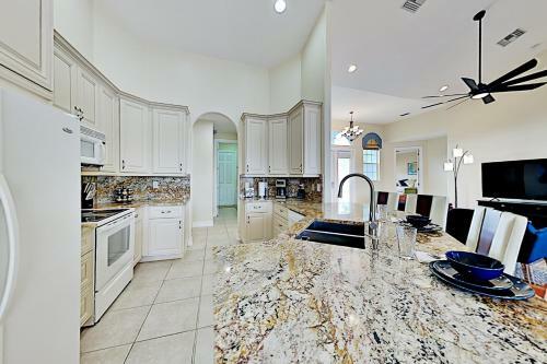 Canal-front Home - Pool & Hot Tub - Private Dock Home