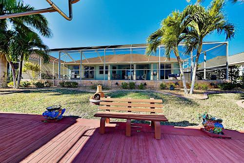 Canal-front Home - Pool & Hot Tub - Private Dock Home