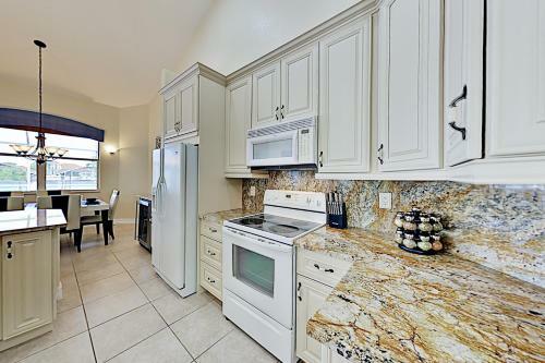 Canal-front Home - Pool & Hot Tub - Private Dock Home