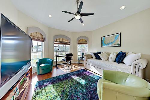 Canal-front Home - Pool & Hot Tub - Private Dock Home