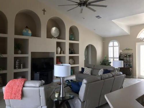 Exceptional Vacation Home In Cape Coral Home