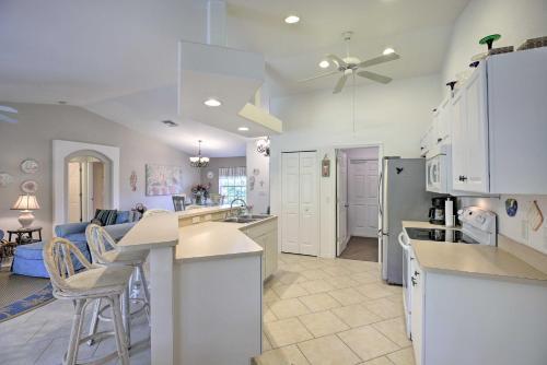 Single-story Cape Coral Home Golf And Grill!