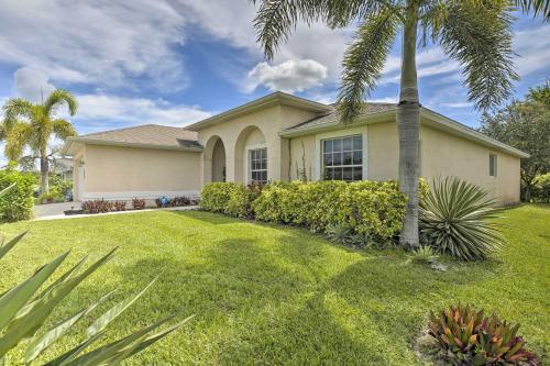 Single-story Cape Coral Home Golf And Grill!