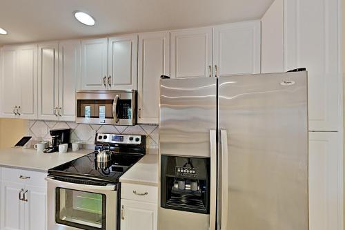 Canal-front Cape Coral Oasis With Private Pool Home