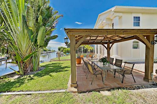 Villa Euphoria - 2-unit Canal Retreat With Pool Home