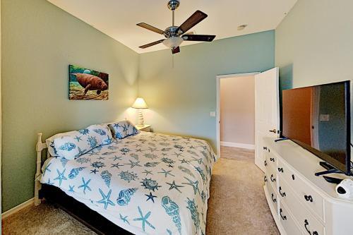 Lavish Canal-front Getaway With Heated Pool & Dock Home