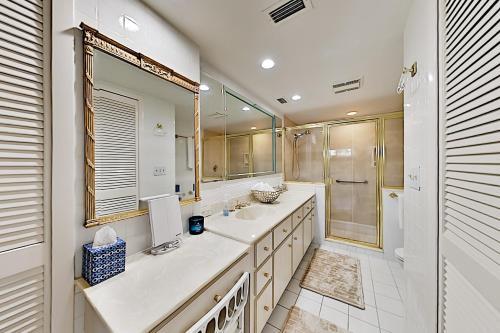 Canal-front Villa - Pool, Dock, Direct Gulf Access Home
