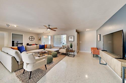 Canal-front Villa - Pool, Dock, Direct Gulf Access Home