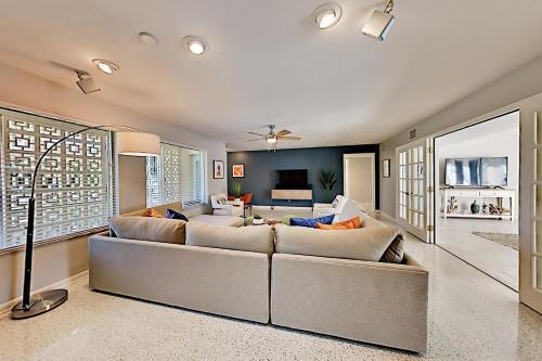Canal-front Villa - Pool, Dock, Direct Gulf Access Home