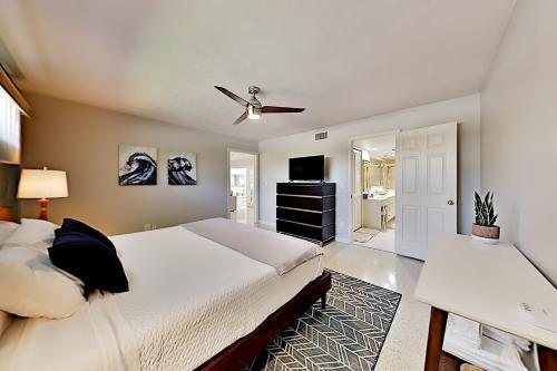 Canal-front Villa - Pool, Dock, Direct Gulf Access Home