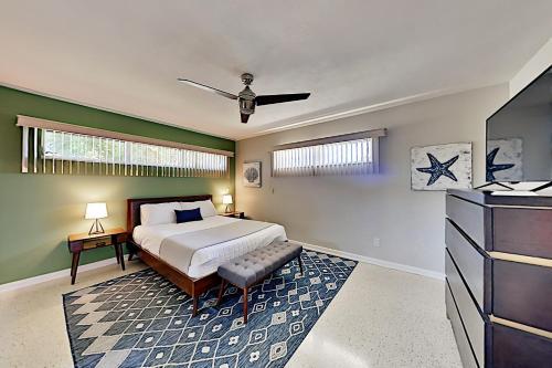 Canal-front Villa - Pool, Dock, Direct Gulf Access Home