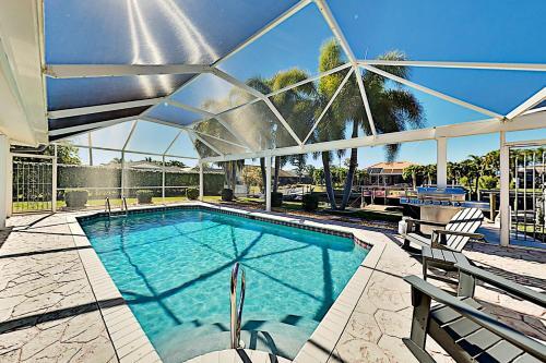 Canal-front Villa - Pool, Dock, Direct Gulf Access Home