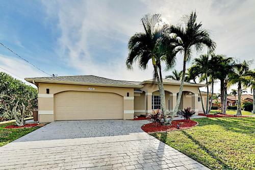 Corner-lot Paradise - Heated Pool, Spa & Fire Pit Home