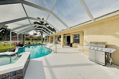 Corner-lot Paradise - Heated Pool, Spa & Fire Pit Home