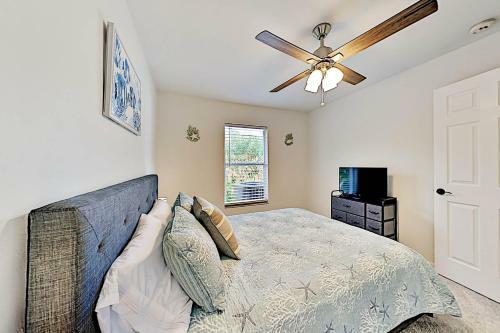 Corner-lot Paradise - Heated Pool, Spa & Fire Pit Home