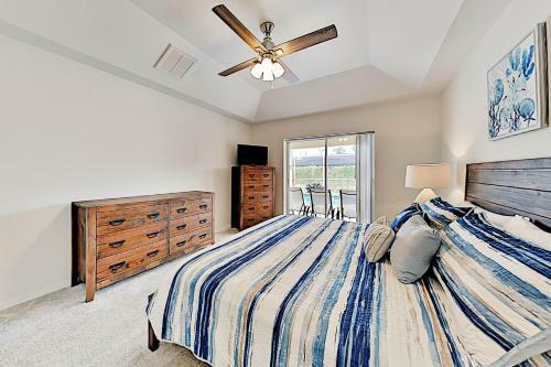 Corner-lot Paradise - Heated Pool, Spa & Fire Pit Home