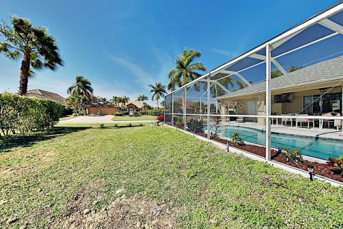 Corner-lot Paradise - Heated Pool, Spa & Fire Pit Home