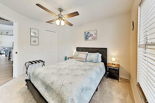 Corner-lot Paradise - Heated Pool, Spa & Fire Pit Home