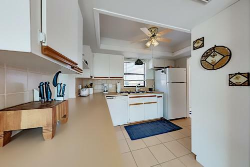 Apartamento Waterfront Serenity - Canal-view Retreat - Pool, Dock Duplex