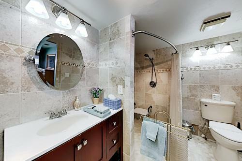 Apartamento Waterfront Serenity - Canal-view Retreat - Pool, Dock Duplex