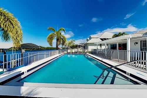 Apartamento Waterfront Serenity - Canal-view Retreat - Pool, Dock Duplex