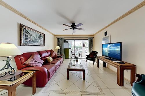 Apartamento Waterfront Serenity - Canal-view Retreat - Pool, Dock Duplex