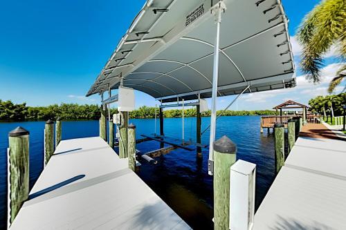 Apartamento Waterfront Serenity - Canal-view Retreat - Pool, Dock Duplex