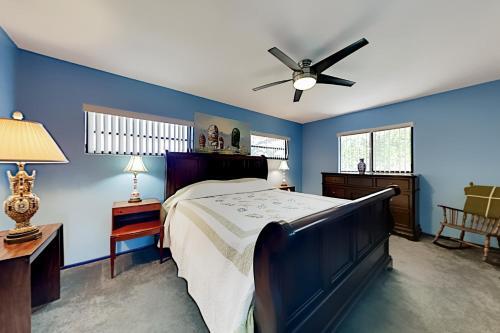 Apartamento Waterfront Serenity - Canal-view Retreat - Pool, Dock Duplex