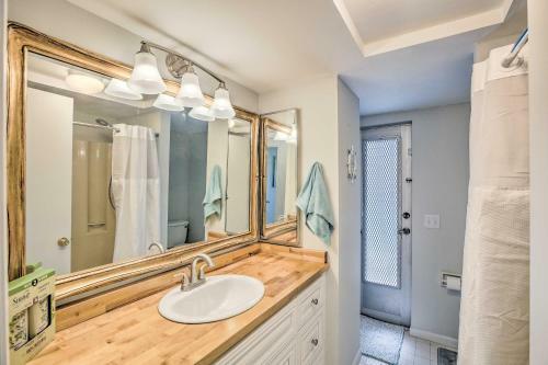Canalfront Cape Coral Getaway With Boat Lift!