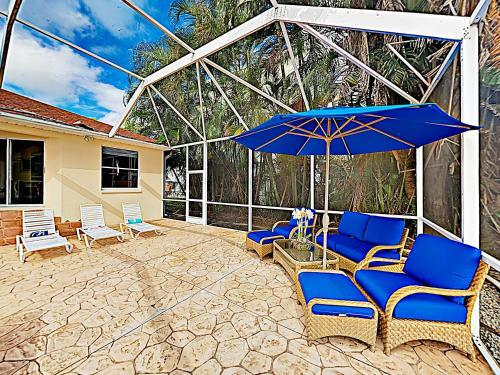 Riverfront Paradise With Caged Pool, Hot Tub & Dock Home
