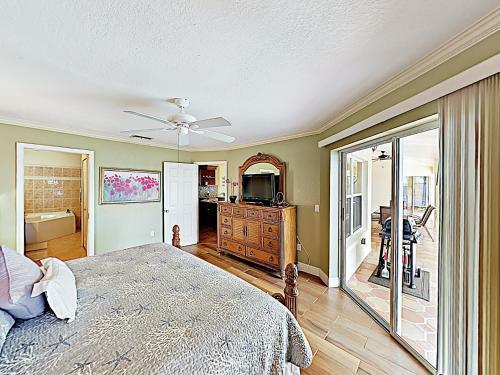 Riverfront Paradise With Caged Pool, Hot Tub & Dock Home