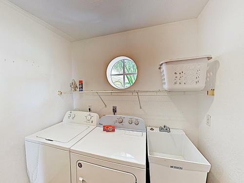 Riverfront Paradise With Caged Pool, Hot Tub & Dock Home