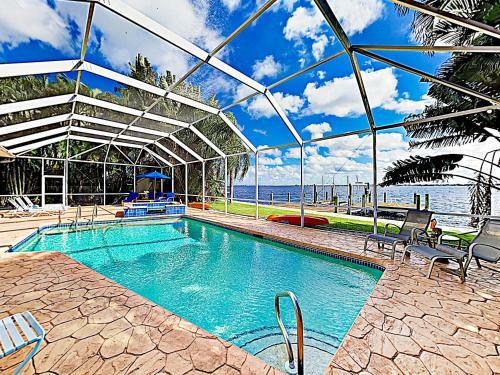 Riverfront Paradise With Caged Pool, Hot Tub & Dock Home
