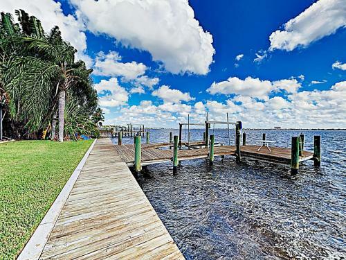Riverfront Paradise With Caged Pool, Hot Tub & Dock Home