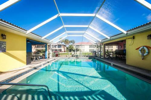 Gulf Access #b 2-bedroom W/ Heated Pool