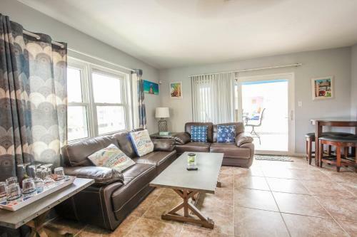 Gulf Access #c 2-bedroom W/ Heated Pool