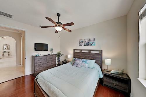 Upscale Canal Home With Dock, 5-minute Walk To Beach Home