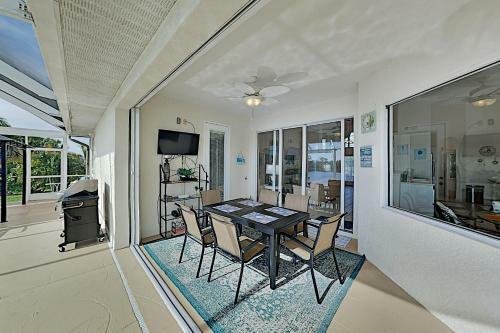 Waterfront Home With Screened Lanai, Pool & Kayaks Home