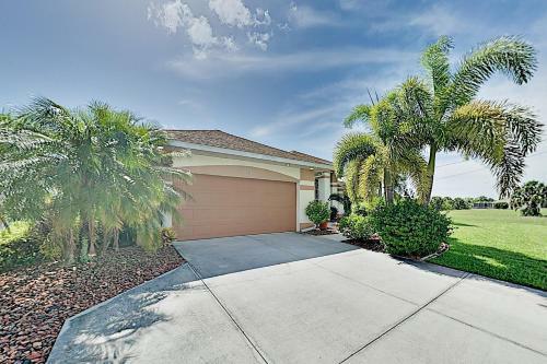 Waterfront Home With Screened Lanai, Pool & Kayaks Home