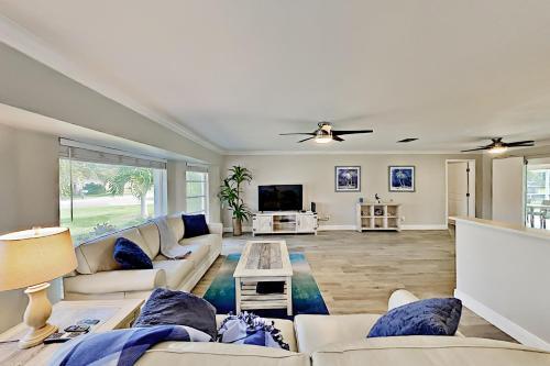 Chic Canal-front Home - Heated Pool, Private Dock Home