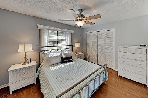 Large Lakefront Oasis With Private Pool & Dock Home