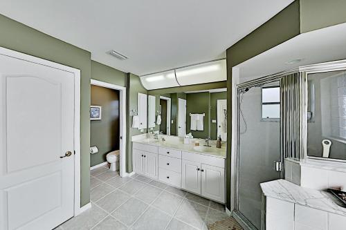Waterfront Oasis - Private Caged Pool, Spa & Dock Home